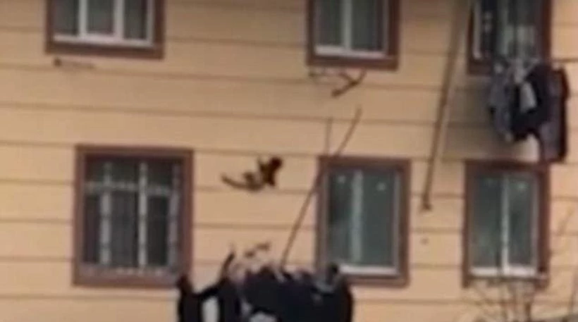 Η δραματική διάσωση 2χρονου αγοριού που έπεσε από δεύτερο όροφο κτηρίου στην Τουρκία (βίντεο)